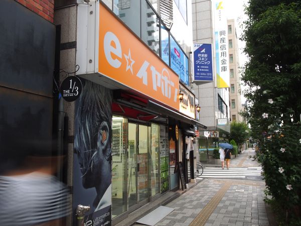 E-Earphone cửa hàng chuyên bán tai nghe cũ tại Akihabara, Tokyo E-Earphone cửa hàng chuyên bán tai nghe cũ tại Akihabara, Tokyo