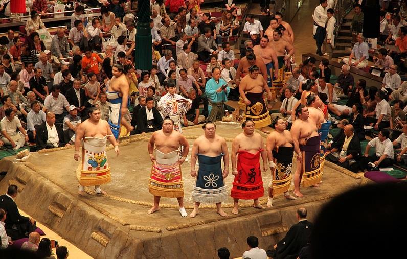 Không được phép bước vào võ đài thi đấu sumo