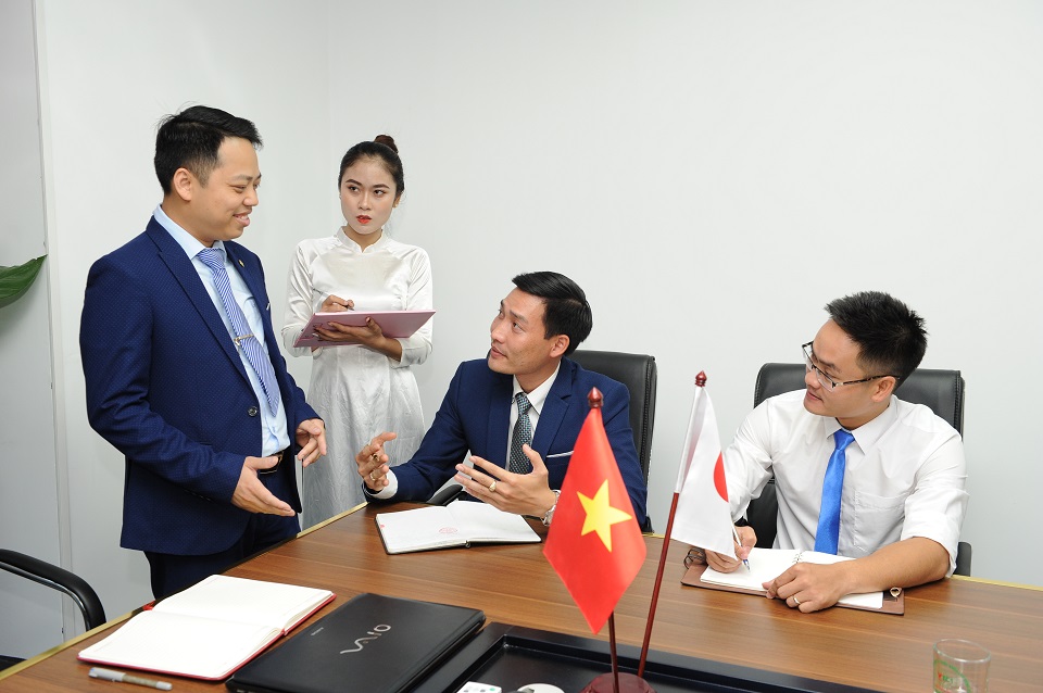 Chủ tịch HĐQT trao đổi công việc với cán bộ, nhân viên