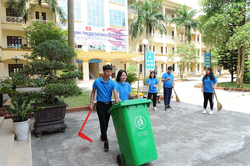 Dọn dẹp vệ sinh khu vực trung tâm đào tạo