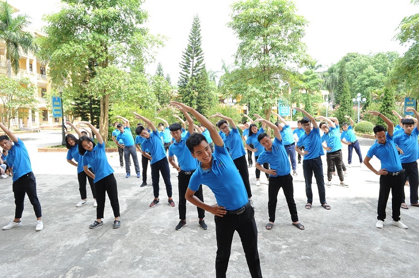 Các học viên tập thể dục 